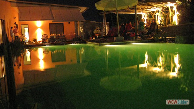 Badeteich beleuchtet